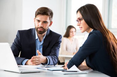 İş adamları ofiste yeni bir projeyi tartıştılar