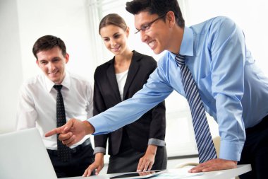 analiz ve modern bir ofis çalışma toplantısı sırasında tartışırken iş adamları