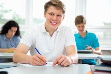 Bir sınıfta gülümseyen öğrenci portresi