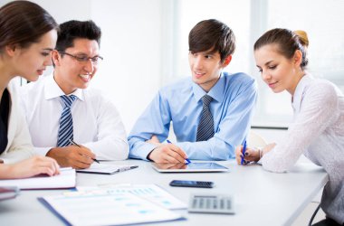 Modern ofiste yeni proje üzerinde çalışan iş adamları