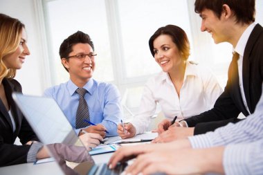 iş adamları modern ofis toplantısı