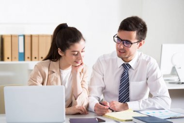 iş adamları laptop ile çalışma   