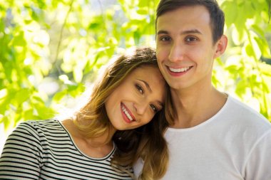 güneşli bir günde bir parkta sarılma Çift