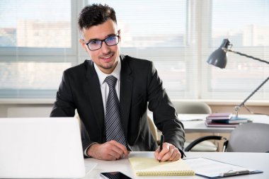 bir büroda çalışan iş adamı
