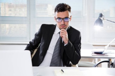 Ofiste çalışan iş adamı