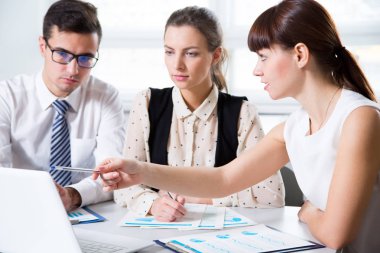 Genç İşadamları ofiste dizüstü bilgisayar ile çalışma