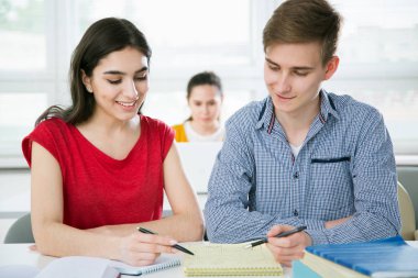 Grup genç öğrencilerle birlikte eğitim.