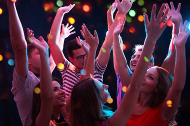 Gençler eğleniyor dans