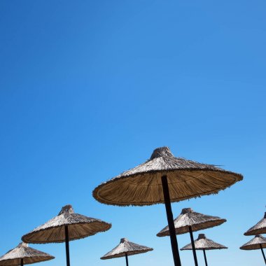 güneşli bir plaj şemsiye