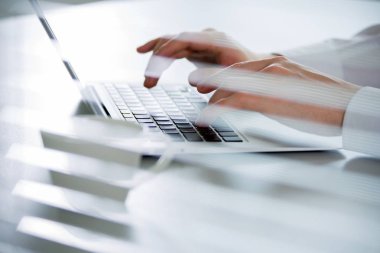 bir dizüstü bilgisayarda yazarak iş adamı.