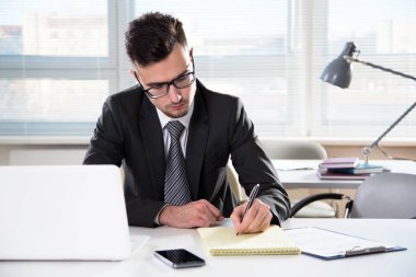 bir büroda çalışan iş adamı