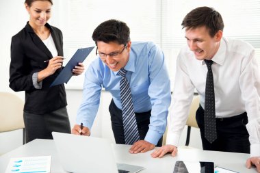 analiz ve modern bir ofis çalışma toplantısı sırasında tartışırken iş adamları