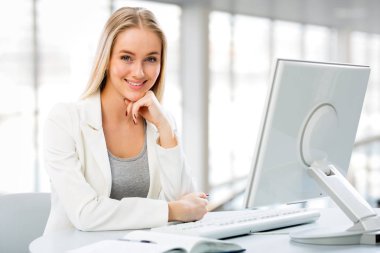 Bilgisayar kullanan iş kadını 