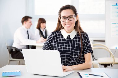 bir büroda çalışan iş adamı