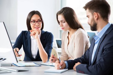 İş adamları ofiste yeni bir projeyi tartıştılar