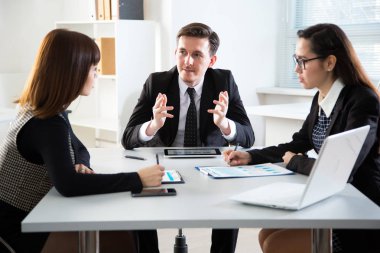 yeni bir proje tartışırken iş adamları 