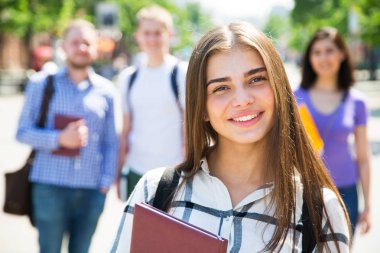 Açık havada arkadaşları ile kız öğrenci