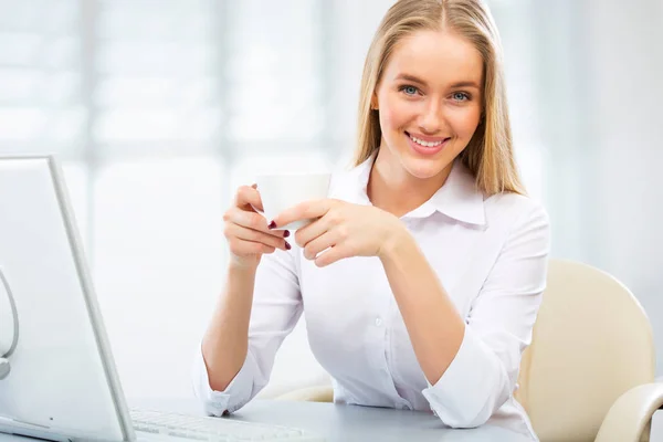 Joven mujer de negocios usando computadora — Foto de Stock