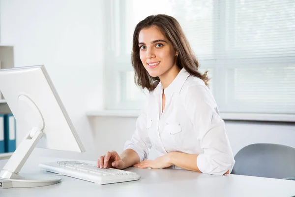 Young business woman with computer — Stock Photo, Image