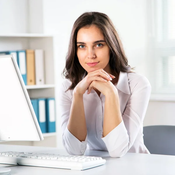 Jonge zakenvrouw met computer — Stockfoto