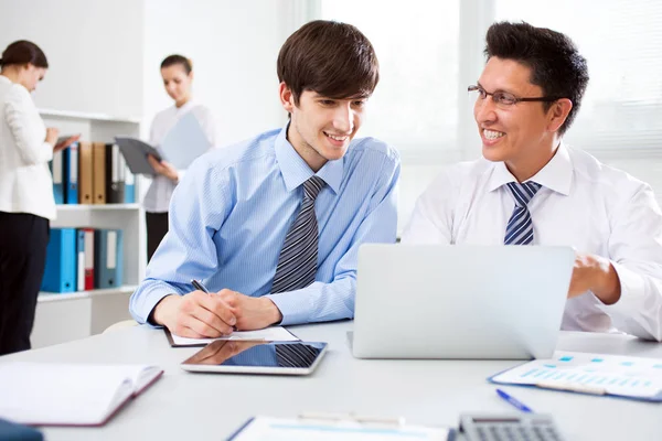 Zakenmensen Die Met Een Laptop Een Kantoor Werken — Stockfoto