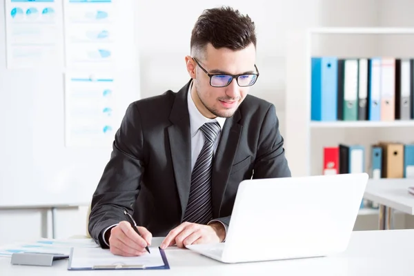 Zakenman werkt met laptop — Stockfoto