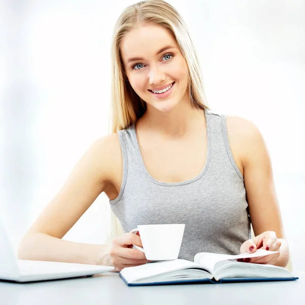 Mujer bonita con portátil y libro — Foto de Stock