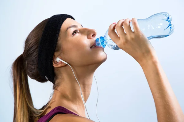 Young woman drinking water — Stock Photo, Image