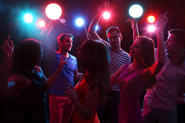 Jóvenes divirtiéndose bailando — Foto de Stock