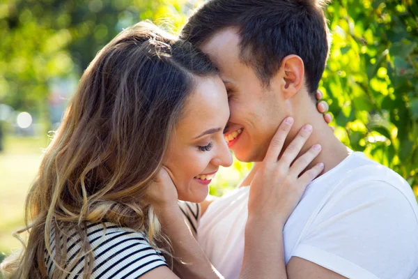 Pareja abrazándose en un parque en un día soleado — Foto de Stock