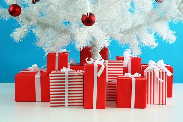有礼品盒的圣诞树 — 图库照片