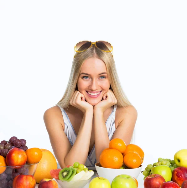 Meyve ile gülümseyen güzel kadın — Stok fotoğraf