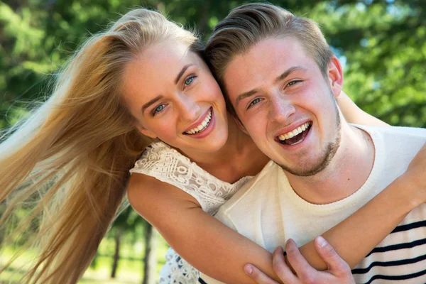 Casal feliz no parque de verão — Fotografia de Stock