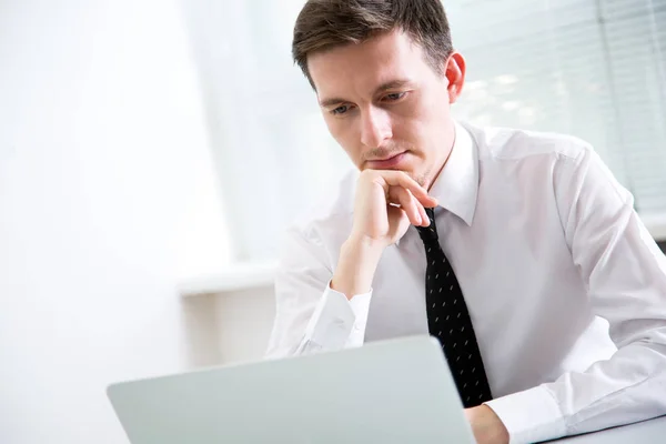 Zakenman werken bij laptop in office. — Stockfoto