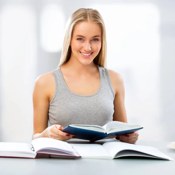 Jonge vrouwelijke studenten studeren — Stockfoto