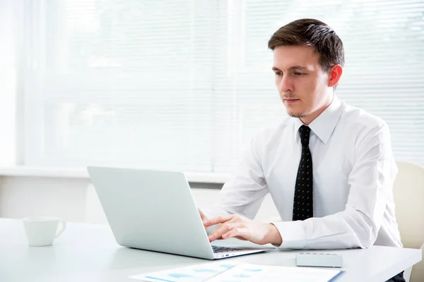 Bonito Jovem Empresário Trabalhando Laptop Escritório — Fotografia de Stock