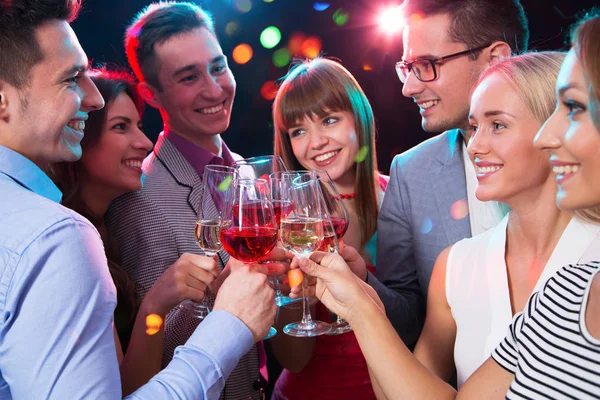 Grupo Feliz Jovens Amigos Tocando Óculos Uns Com Outros — Fotografia de Stock