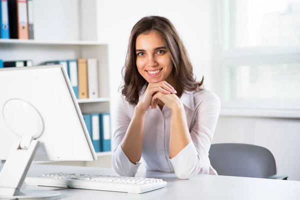 Jonge zakenvrouw met computer — Stockfoto