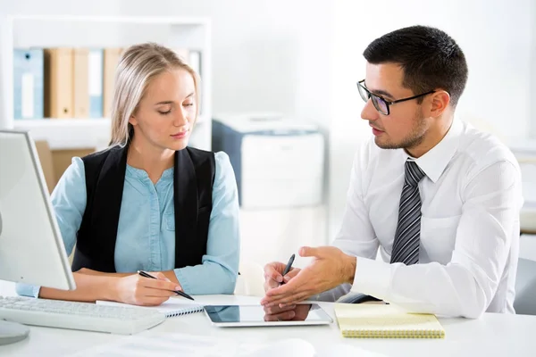 Geschäftsleute arbeiten in einem Büro — Stockfoto