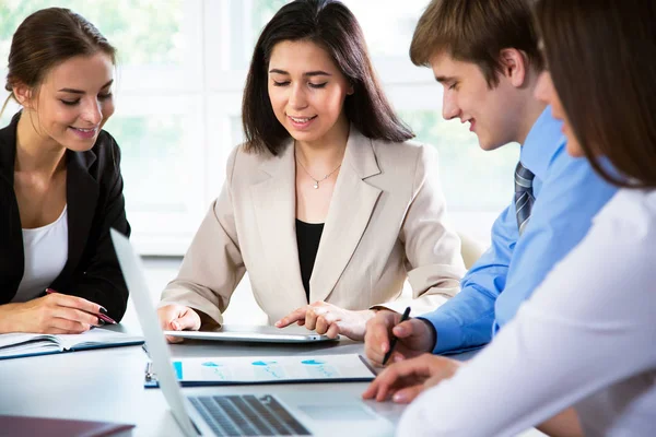 Personas que trabajan en su proyecto empresarial — Foto de Stock