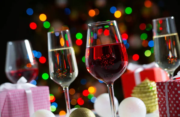 Copos de vinho e presentes de Natal — Fotografia de Stock
