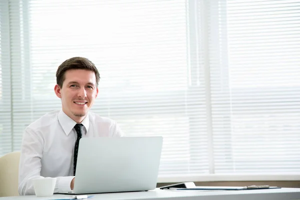 Knappe Jonge Zakenman Werken Bij Laptop Kantoor — Stockfoto