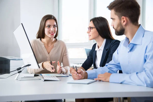 Zakenman Met Collega Een Presentatie Het Kantoor — Stockfoto