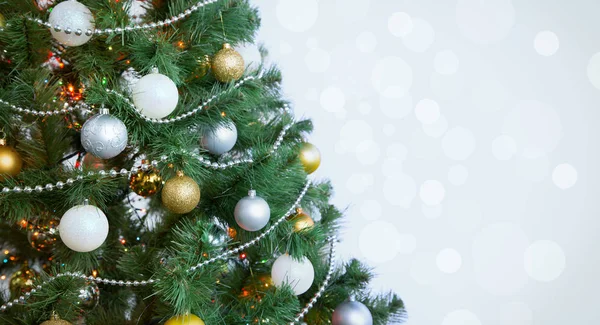 Bolas en el árbol de Navidad — Foto de Stock