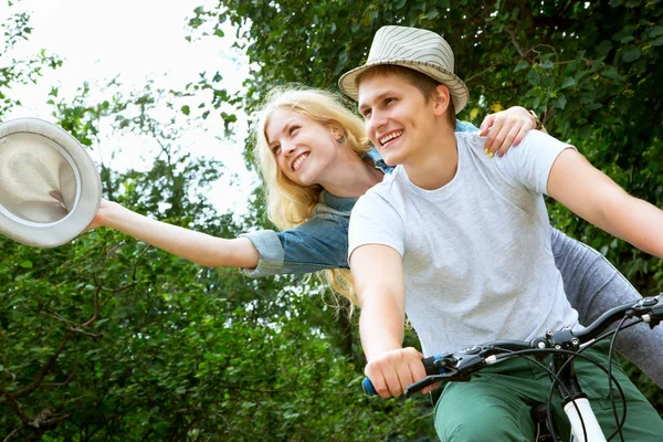 Coppia guida in bicicletta — Foto Stock