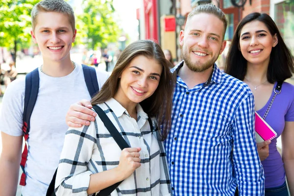 Skupina Studentů Notebookem Venkovní — Stock fotografie