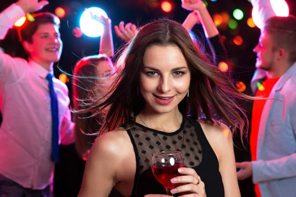 Schöne Junge Frau Mit Einem Glas Wein Auf Einer Party — Stockfoto
