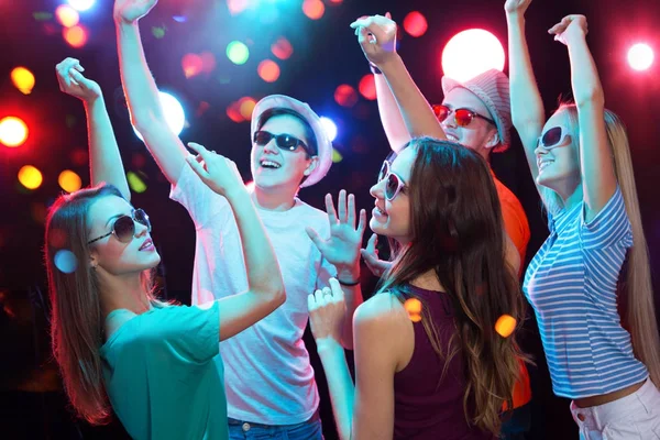 年轻人在派对上跳舞很开心 — 图库照片