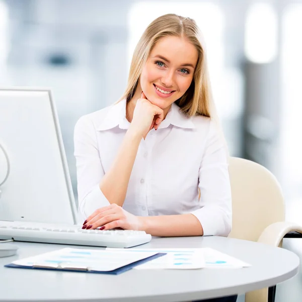 Zakelijke vrouw met behulp van computer — Stockfoto