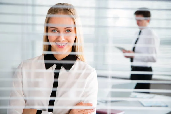 Joven Mujer Negocios Oficina Persianas — Foto de Stock